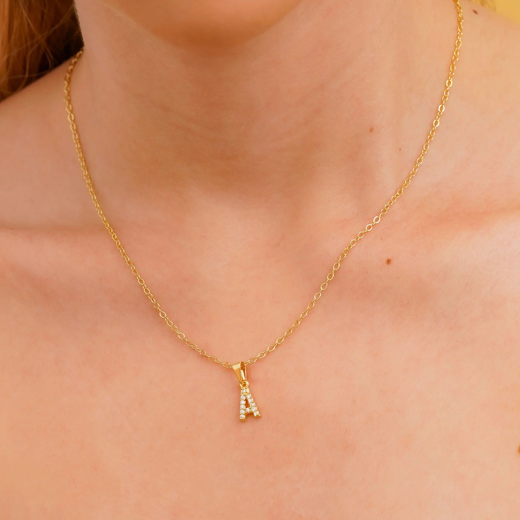 Dije oro laminado 18K letras iniciales con circonias Ref 23370