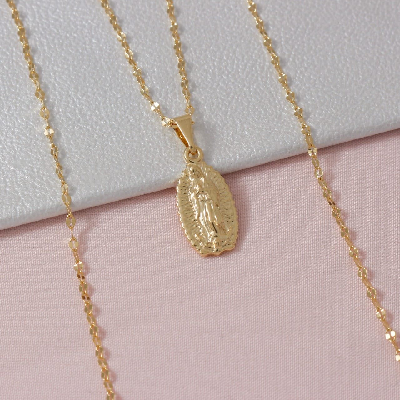 Dije oro laminado 18K Virgen de Guadalupe tallada Ref 24550